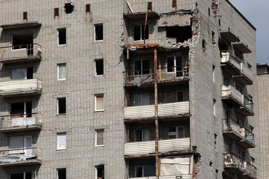 Ein Wohngebäude zeigt deutliche Schäden in der Stadt Awdijiwka im pro-russischen Separatistengebiet der Region Donezk in der Ostukraine.