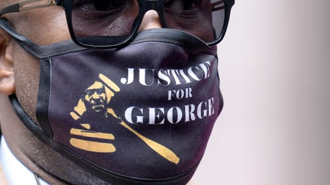 Philonise Floyd, Bruder von George Floyd, trägt einen Mund-Nasen-Schutz mit der Aufschrift "Justice for George".