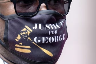 Philonise Floyd, Bruder von George Floyd, trägt einen Mund-Nasen-Schutz mit der Aufschrift "Justice for George".
