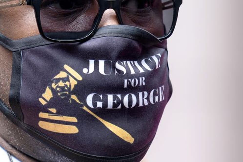 Philonise Floyd, Bruder von George Floyd, trägt einen Mund-Nasen-Schutz mit der Aufschrift "Justice for George".