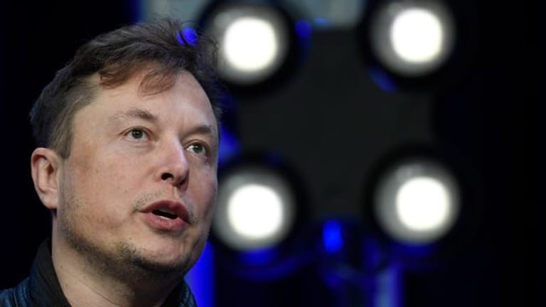 "Bisher verfügbare Datenaufzeichnungen zeigen, dass Autopilot nicht aktiviert war", schreibt Elon Musk auf Twitter.