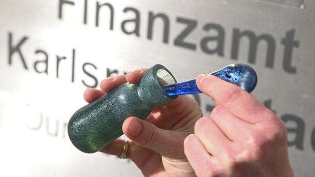 Der "Steuerduft" kommt im grünen Glasflakon daher und kostet 60 Euro. Der "Steuerduft" kommt im grünen Glasflakon daher und kostet 60 Euro.