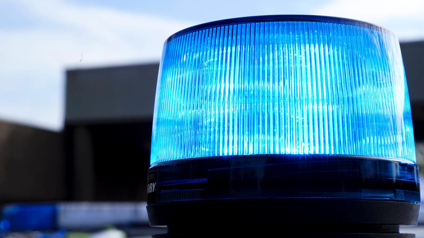 Blaulicht eines Streifenwagens: Die verletzte 19-Jährige wurde nach ihrem Sturz in Rheine von einem Rettungshubschrauber abtransportiert. (Symbolbild)