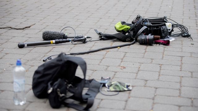 Gewalt gegen Journalistinnen und Journalisten wird hierzulande häufiger: 2020 gab es laut Reporter ohne Grenzen mindestens 65 Angriffe.