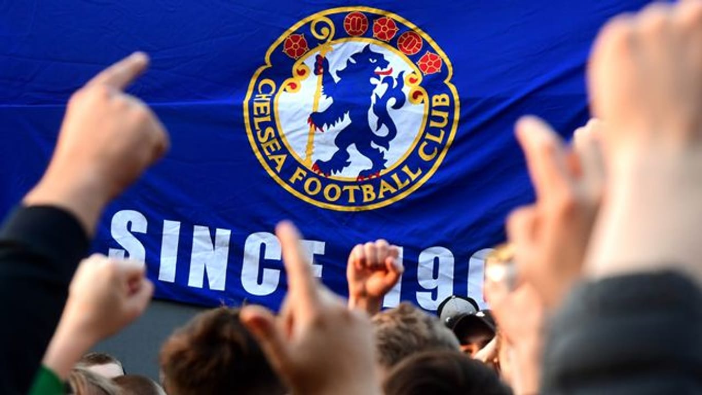 Chelsea-Fans reagieren auf die Nachricht, dass die Blues aus der umstrittenen Super League wieder aussteigen.