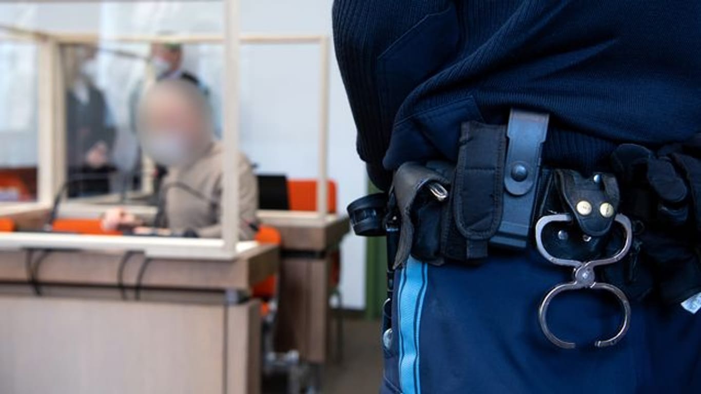 Die Münchner Staatsanwaltschaft wirft einem Physiotherapeuten Vergewaltigung im Rahmen von Behandlungen vor - der Angeklagte ist einschlägig vorbestraft.