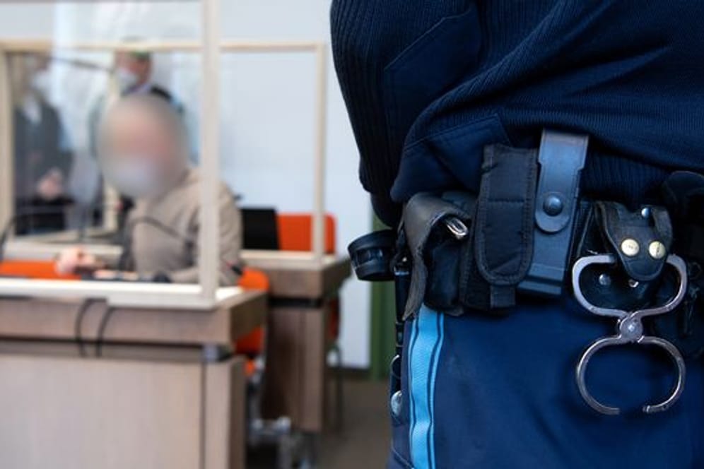 Die Münchner Staatsanwaltschaft wirft einem Physiotherapeuten Vergewaltigung im Rahmen von Behandlungen vor - der Angeklagte ist einschlägig vorbestraft.