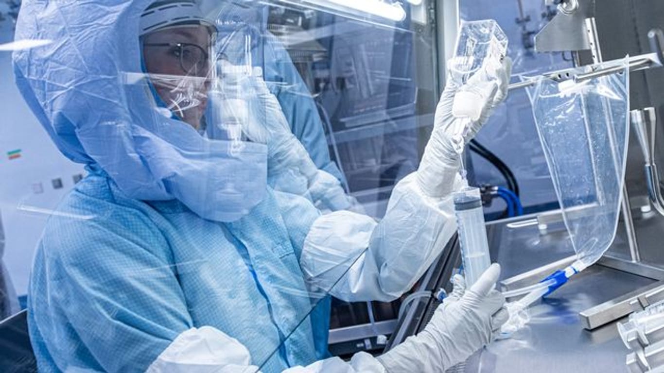 Mit Ganzkörper-Schutzanzügen simulieren Laborantinnen der Firma Biontech am Produktionsstandort in Marburg die finalen Arbeitsschritte zur Herstellung des Corona-Impfstoffes.