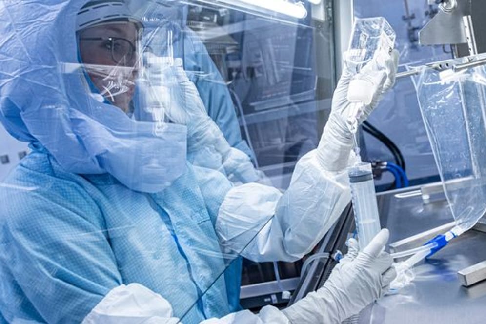 Mit Ganzkörper-Schutzanzügen simulieren Laborantinnen der Firma Biontech am Produktionsstandort in Marburg die finalen Arbeitsschritte zur Herstellung des Corona-Impfstoffes.