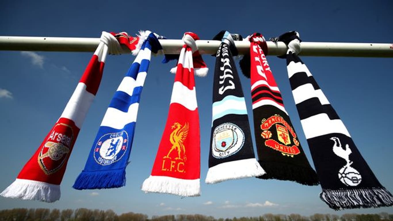 Die "Big Six" aus England wollen die Super League weiter voranzutreiben: Fan-Schals der beteiligten sechs Premier-League-Clubs.