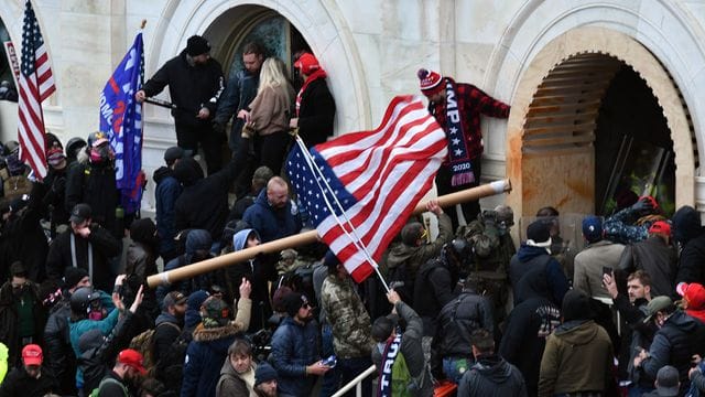 Im März waren zwei Männer wegen des Angriffs auf den verstorbenen Polizisten festgenommen worden. Im März waren zwei Männer wegen des Angriffs auf den verstorbenen Polizisten festgenommen worden.