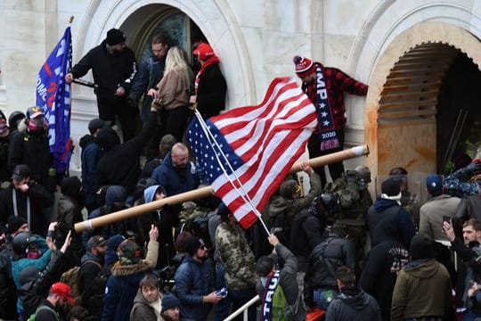 Im März waren zwei Männer wegen des Angriffs auf den verstorbenen Polizisten festgenommen worden.