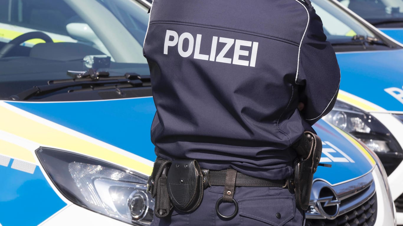 Beamtin der Brandenburger Polizei: In Doberlug-Kirchhain wurden am Sonntag eine Fünfjährige und ihr Vater leblos aufgefunden. (Symbolfoto)