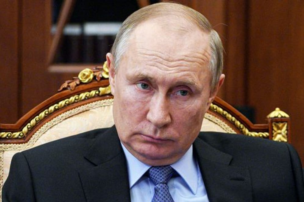 Wladimir Putins Regierung ist mit angespannten internationalen Beziehungen konfrontiert.