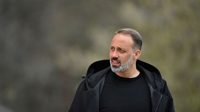 Muss auf drei Spieler verzichten, die sich vorsorglich in Quarantäne begeben habe: Stuttgarts Trainer Pellegrino Matarazzo. Muss auf drei Spieler verzichten, die sich vorsorglich in Quarantäne begeben habe: Stuttgarts Trainer Pellegrino Matarazzo.