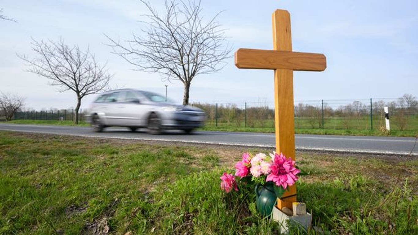 Ein Kreuz zum Gedenken an ein Opfer eines Verkehrsunfalls steht an einer Landstraße im Landkreis Hildesheim.