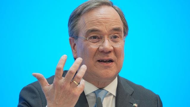 Der CDU-Vorsitzende und Ministerpräsident von Nordrhein-Westfalen, Armin Laschet gibt eine Pressekonferenz im Konrad-Adenauer-Haus zur Kanzlerkandidatenfrage der Union. Der CDU-Vorsitzende und Ministerpräsident von Nordrhein-Westfalen, Armin Laschet gibt eine Pressekonferenz im Konrad-Adenauer-Haus zur Kanzlerkandidatenfrage der Union.
