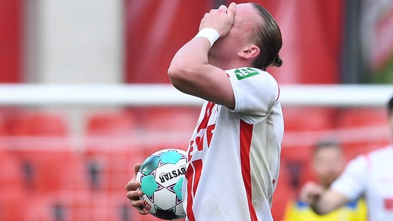 Kölns Marius Wolf hält sich die Hand vor das Gesicht: Die Angst vor Fehlern ist auch im Fußball groß.