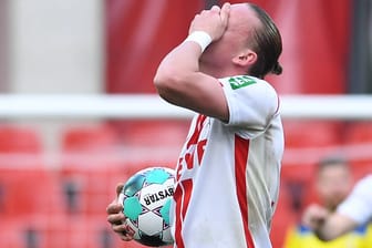 Kölns Marius Wolf hält sich die Hand vor das Gesicht: Die Angst vor Fehlern ist auch im Fußball groß.