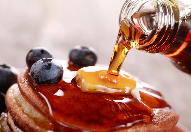 Ahornsirup: Pancakes werden gern mit dem Zuckerersatz zusammen verzehrt.