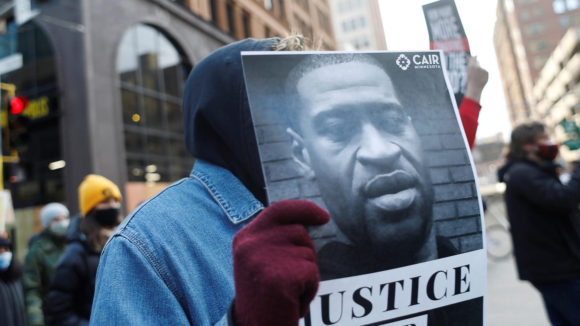 Ein Demonstrant trägt ein Plakat mit dem Foto von George Floyd bei Protesten in Minneapolis: Die Polizei bereitet sich auf mögliche Ausschreitungen vor.