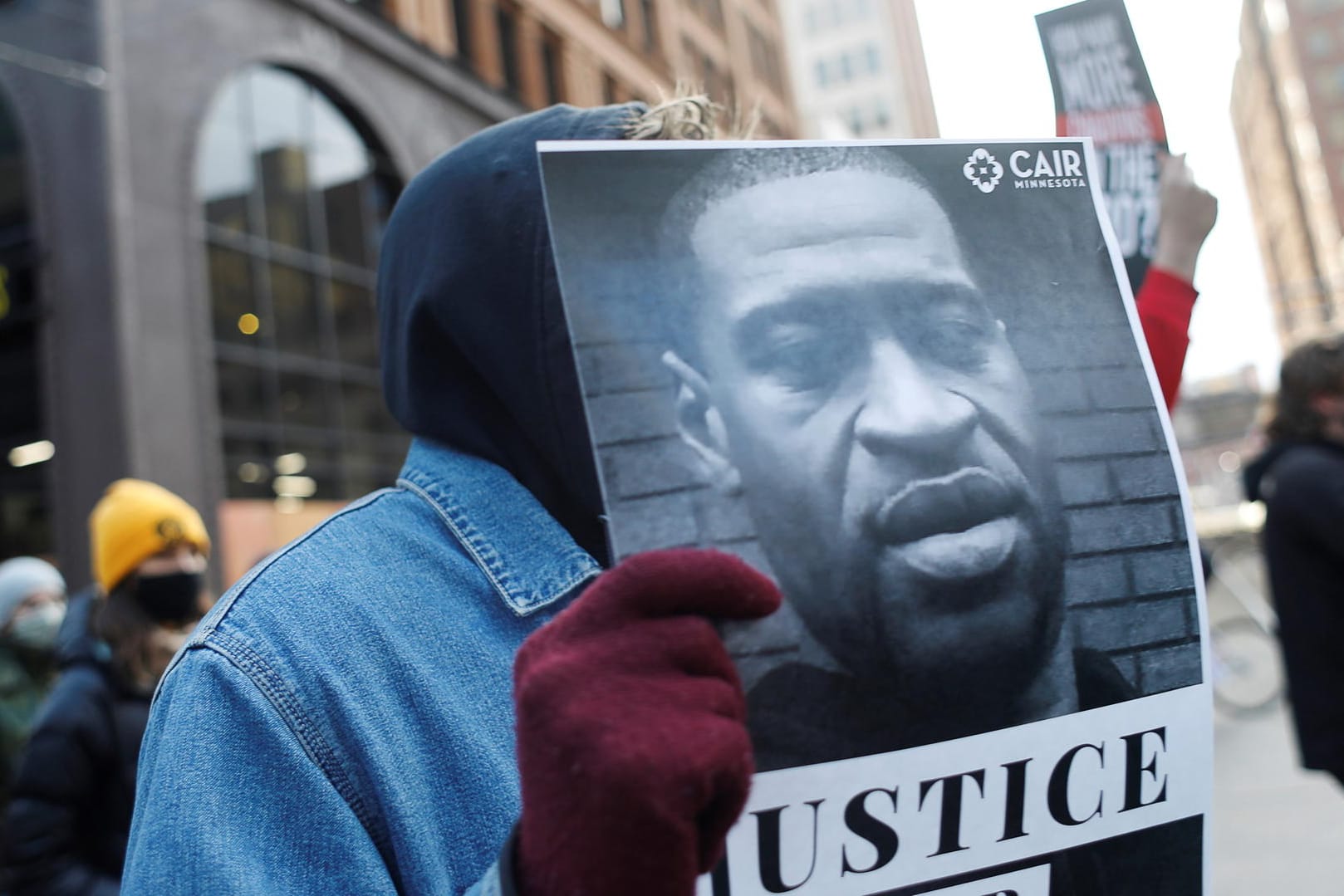 Ein Demonstrant trägt ein Plakat mit dem Foto von George Floyd bei Protesten in Minneapolis: Die Polizei bereitet sich auf mögliche Ausschreitungen vor.