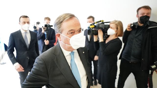 Der CDU-Vorsitzende und Ministerpräsident von Nordrhein-Westfalen, Armin Laschet und CDU-Generalsekretär Paul Ziemiak (l) verlassen eine Pressekonferenz im Konrad-Adenauer-Haus zur Kanzlerkandidatenfrage der Union.