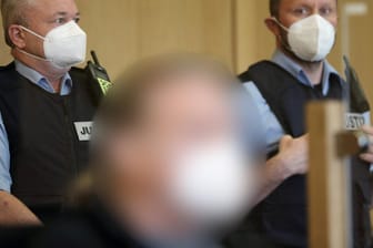 Der Angeklagte sitzt vor Justizangestellten im Aachener Gerichtssaal: Im Mordfall "Sandkuhle" hat der Prozess begonnen.