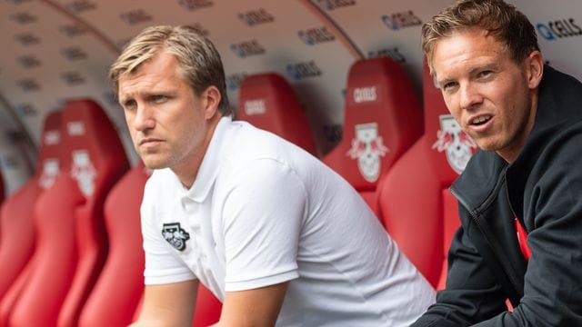 Leipzig-Coach Julian Nagelsmann (r) und Sportdirektor Markus Krösche. Leipzig-Coach Julian Nagelsmann (r) und Sportdirektor Markus Krösche.