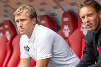 Leipzig-Coach Julian Nagelsmann (r) und Sportdirektor Markus Krösche.