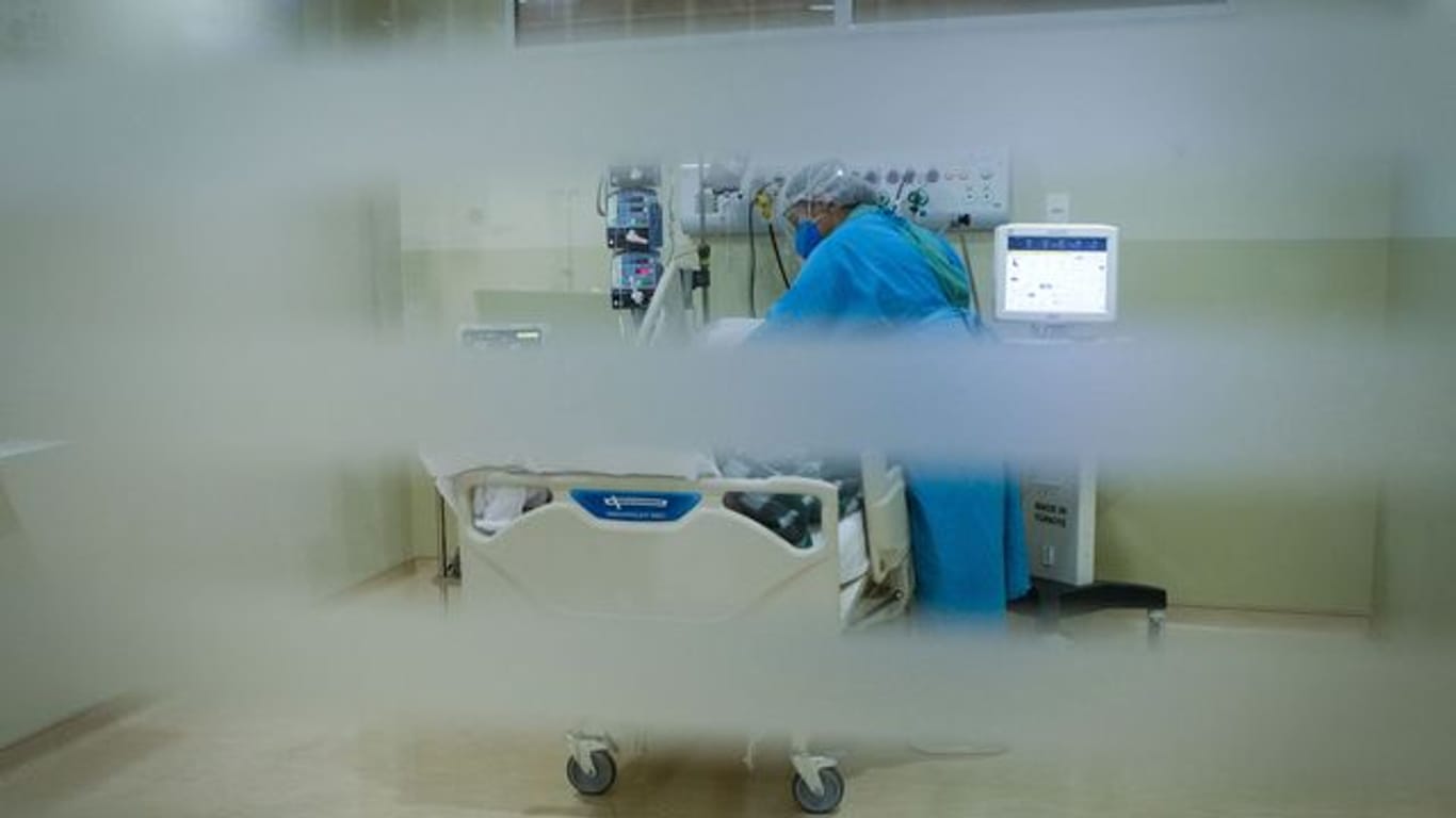 Eine medizinische Mitarbeiterin behandelt einen Patienten im Krankenhaus.