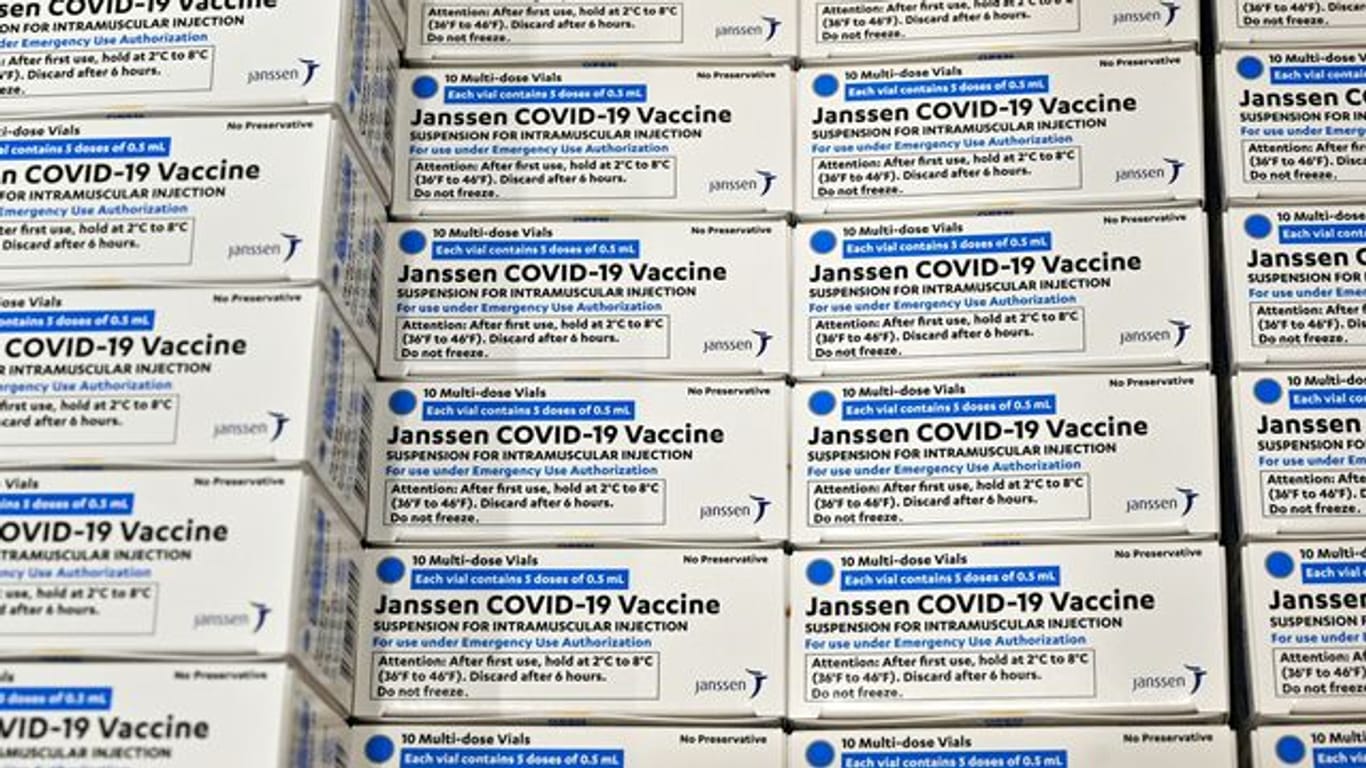Schachteln des Impfstoffs von der Johnson & Johnson-Tochter Janssen COVID-19 liegen nebeneinander.