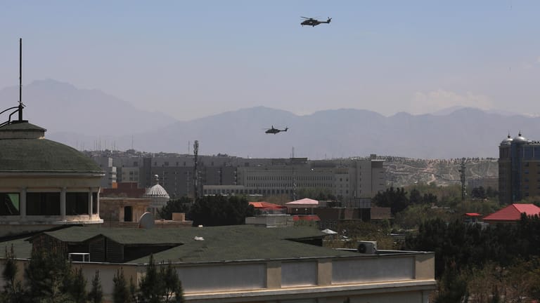 Hubschrauber über Kabul (Archivbild): Ein Selbstmordattentäter soll eine Bombe gezündet haben.
