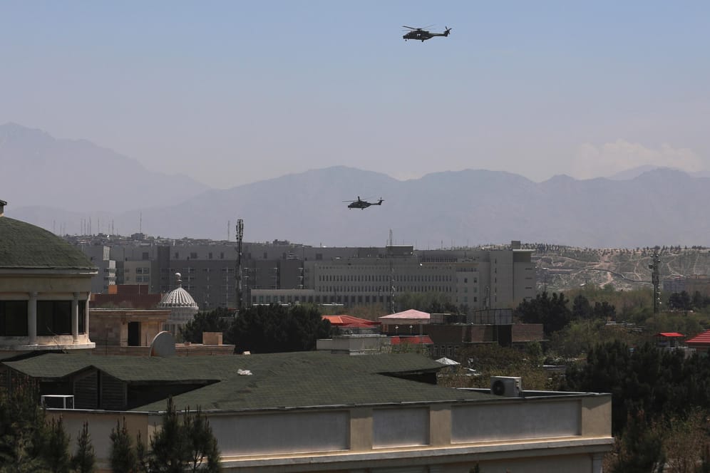 Hubschrauber über Kabul (Archivbild): Ein Selbstmordattentäter soll eine Bombe gezündet haben.