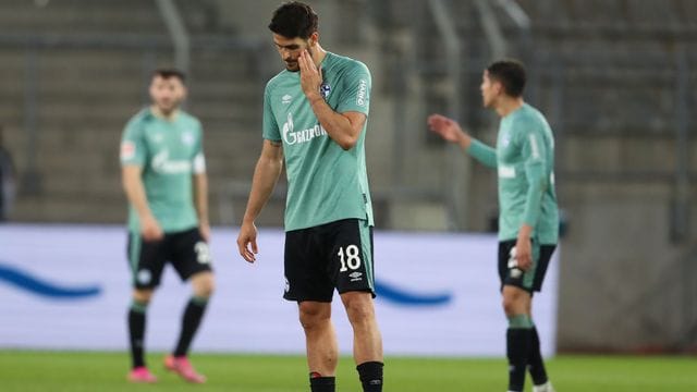 Nach der Niederlage in Bielefeld ist der Schalker Abstieg aus dem Fußball-Oberhaus perfekt. Nach der Niederlage in Bielefeld ist der Schalker Abstieg aus dem Fußball-Oberhaus perfekt.