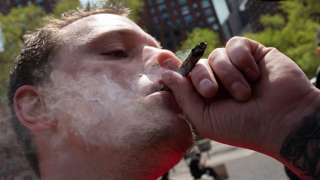 Wer einen Corona-Impfnachweis vorzeigt, erhält bei der "Joints for Jabs"-Aktion in New York einen kostenlosen Joint.