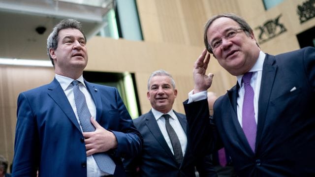 Markus Söder (links) prognostiziert für die Bundestagswahl mit dem Unions-Kanzlerkandidaten Armin Laschet (rechts) ein schlechteres Ergebnis in Bayern - aber ein besseres in NRW. Markus Söder (links) prognostiziert für die Bundestagswahl mit dem Unions-Kanzlerkandidaten Armin Laschet (rechts) ein schlechteres Ergebnis in Bayern - aber ein besseres in NRW.