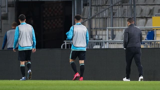 Besiegelt: Trainer Dimitrios Grammozis (r) muss mit Schalke den Weg in die 2. Besiegelt: Trainer Dimitrios Grammozis (r) muss mit Schalke den Weg in die 2.