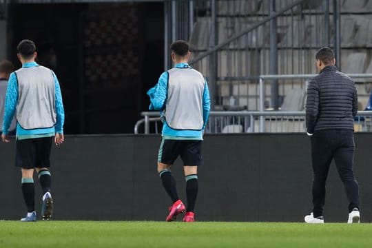 Besiegelt: Trainer Dimitrios Grammozis (r) muss mit Schalke den Weg in die 2.