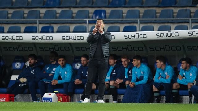 Schalkes Trainer Dimitrios Grammozis konnte bislang nur zwei Spiele mit Schalke 04 gewinnen. Schalkes Trainer Dimitrios Grammozis konnte bislang nur zwei Spiele mit Schalke 04 gewinnen.