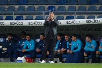 Schalkes Trainer Dimitrios Grammozis konnte bislang nur zwei Spiele mit Schalke 04 gewinnen.