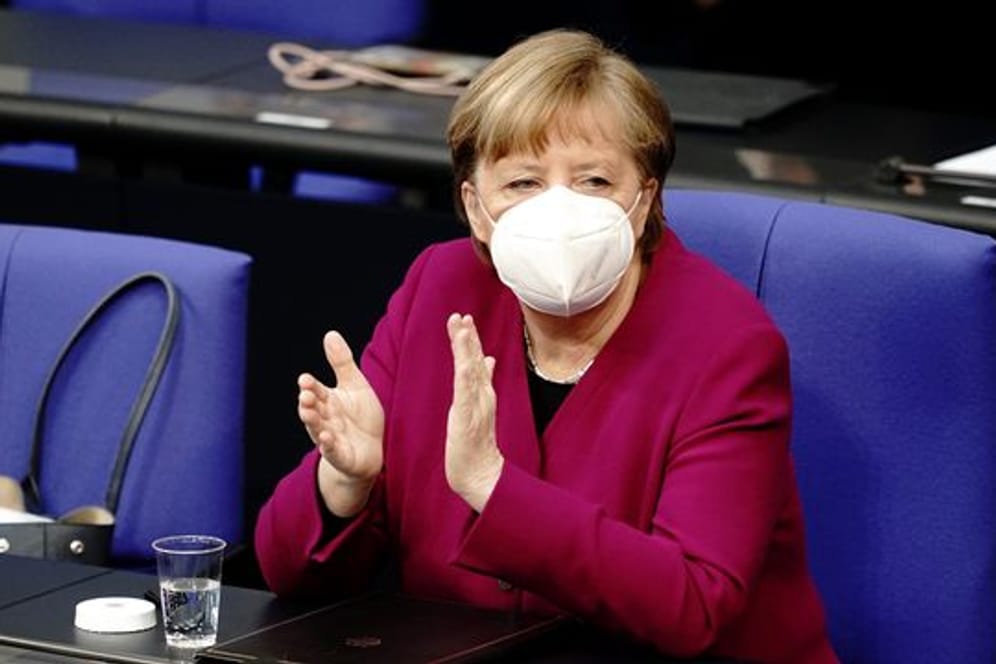 Kanzlerin Angela Merkel möchte im Bundestag die Corona-Notbremse beschließen.