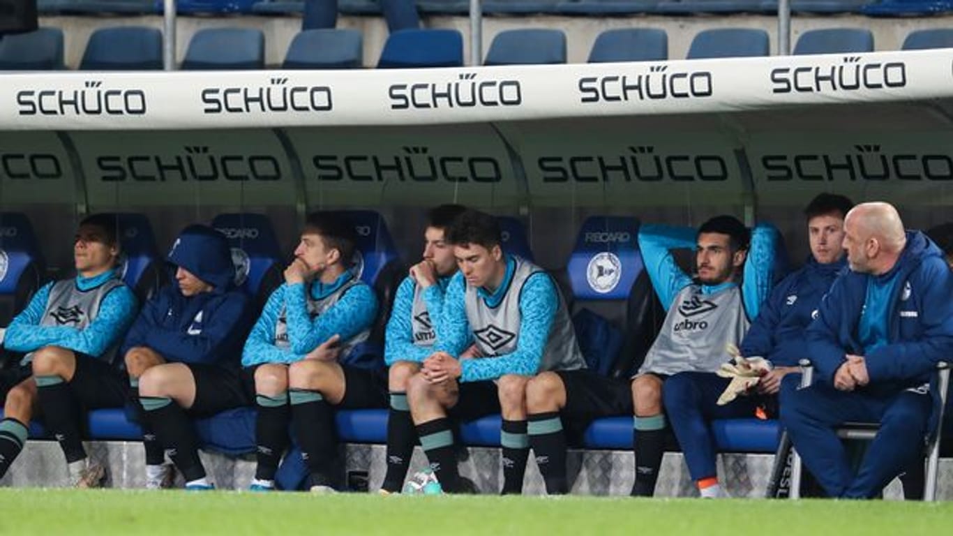 Perfekt: Nach der Niederlage in Bielefeld ist Schalke 04 zum vierten Mal in der Club-Geschichte abgestiegen.