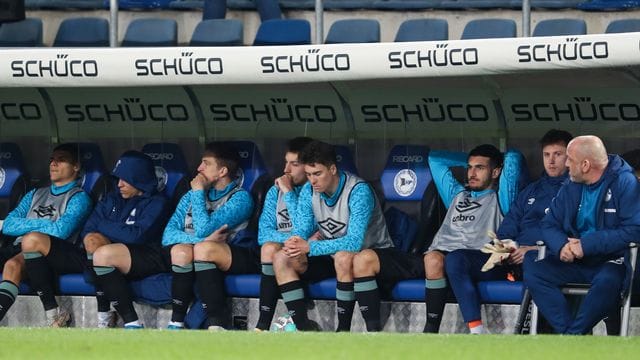 Perfekt: Nach der Niederlage in Bielefeld ist Schalke 04 zum vierten Mal in der Club-Geschichte abgestiegen. Perfekt: Nach der Niederlage in Bielefeld ist Schalke 04 zum vierten Mal in der Club-Geschichte abgestiegen.