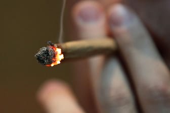 Ein Mann raucht einen Joint: Nach der Legalisierung von Cannabis im US-Bundesstaat New York haben Aktivisten kostenlos Marihuana an Menschen verteilt, die gegen das Corona-Virus geimpft wurden (Symbolfoto).