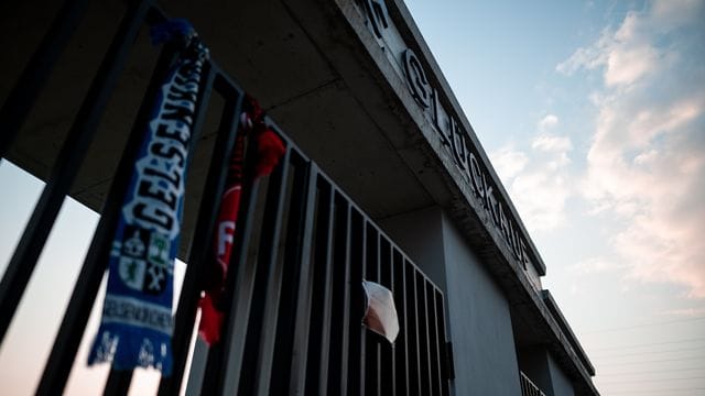 Schalke beklagt, dass nach dem Abstieg die körperliche Unversehrtheit seiner Spieler und Mitarbeiter gefährdet worden sei. Schalke beklagt, dass nach dem Abstieg die körperliche Unversehrtheit seiner Spieler und Mitarbeiter gefährdet worden sei.