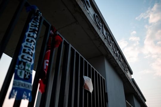 Schalke beklagt, dass nach dem Abstieg die körperliche Unversehrtheit seiner Spieler und Mitarbeiter gefährdet worden sei.