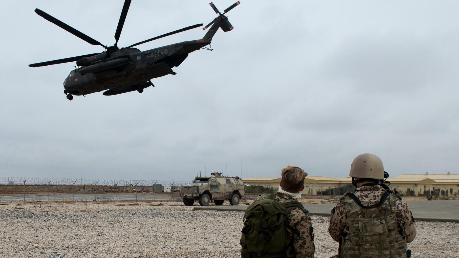 Bundeswehrsoldaten sichern den Start eines Transporthubschraubers in der Stadt Masar-I-Scharif ab: Bereits in wenigen Wochen könnte der Einsatz in Afghanistan vorbei sein.