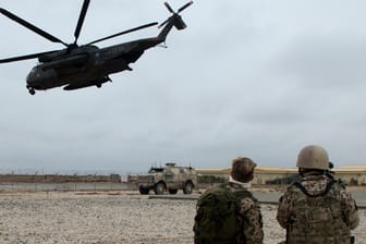 Bundeswehrsoldaten sichern den Start eines Transporthubschraubers in der Stadt Masar-I-Scharif ab: Bereits in wenigen Wochen könnte der Einsatz in Afghanistan vorbei sein.