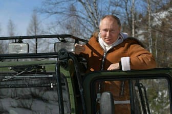 Putin wanderte im März mit seinem Verteidigungsminister in der Taiga: Der russische Präsident ringt momentan mit Konflikten im In- und Ausland.